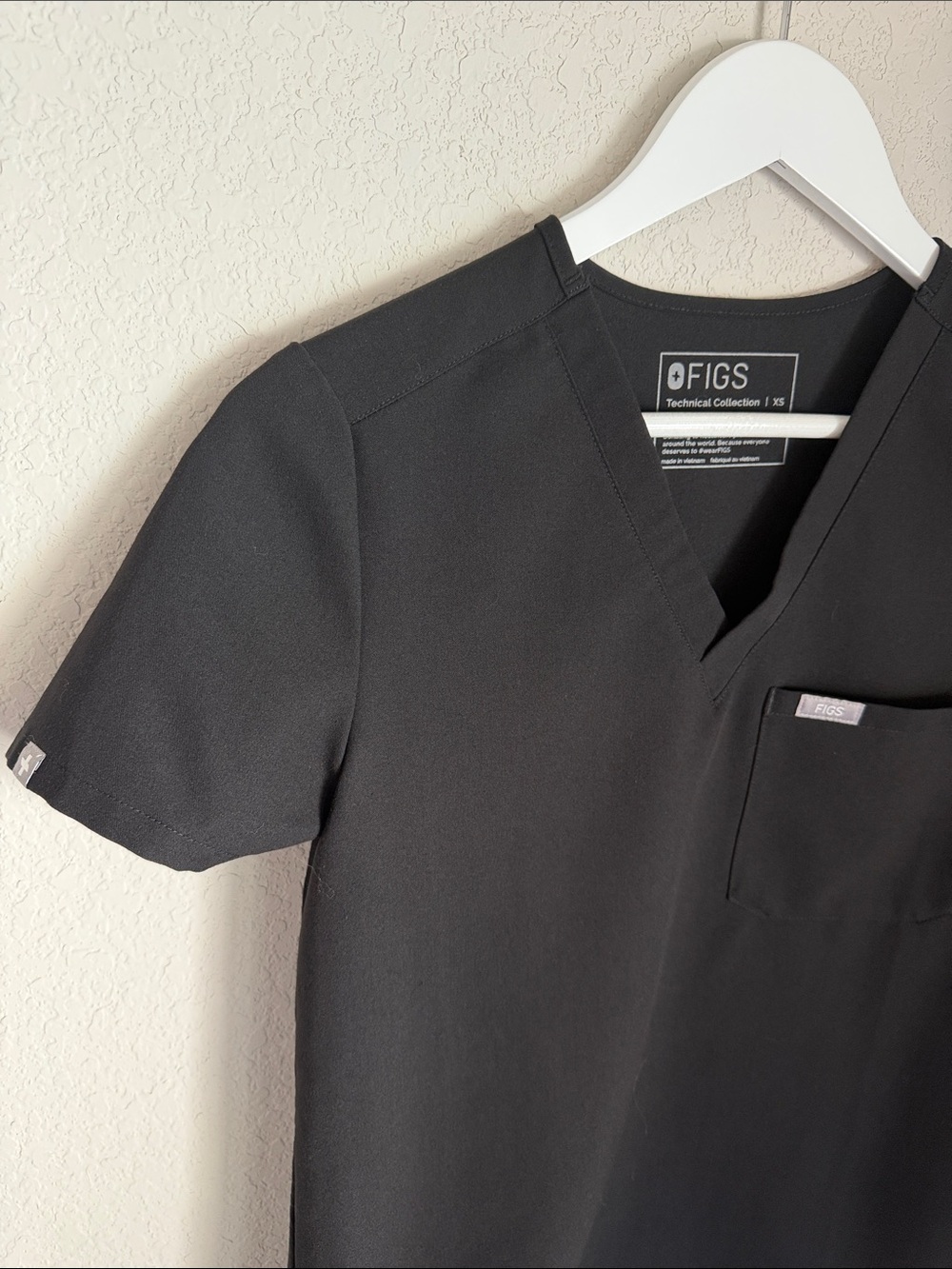 Figs Women’s Black V-Neck Short Sleeve Medical Top